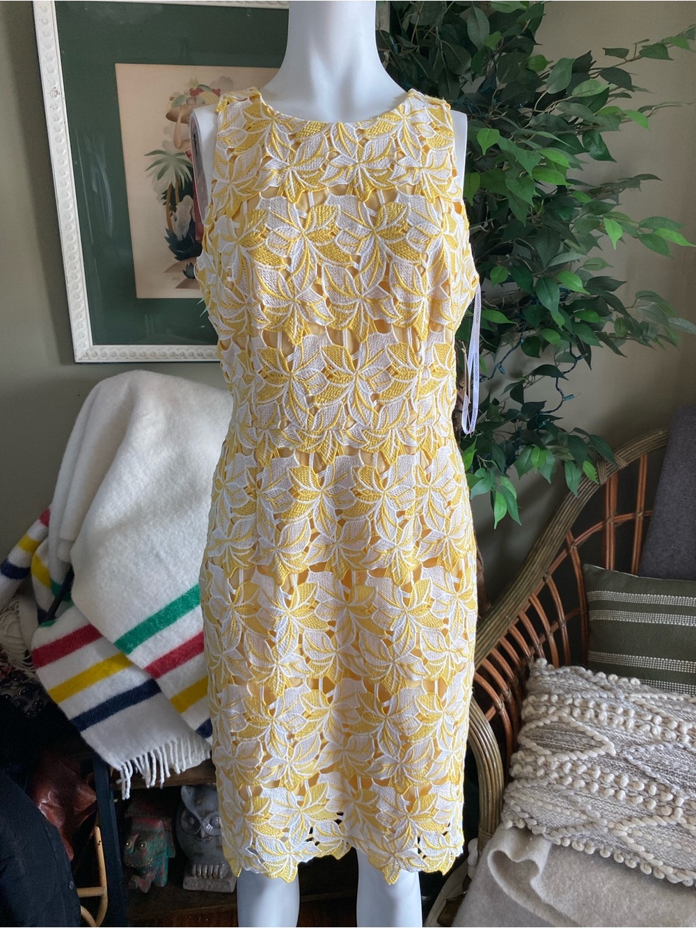 Maggy London Yellow and White Floral Lace Backless Sheath Dress